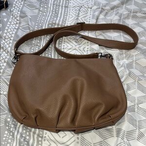 Classic Brown Leather Shoulder Bag with Adjustable Strap